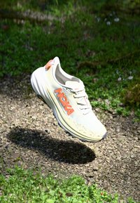 SPEEDGOAT 6 - Sapatilhas de trail running - white/neon tangerine