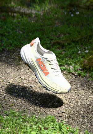 HOKA SPEEDGOAT 6 - Scarpe da trail running - white/neon tangerine