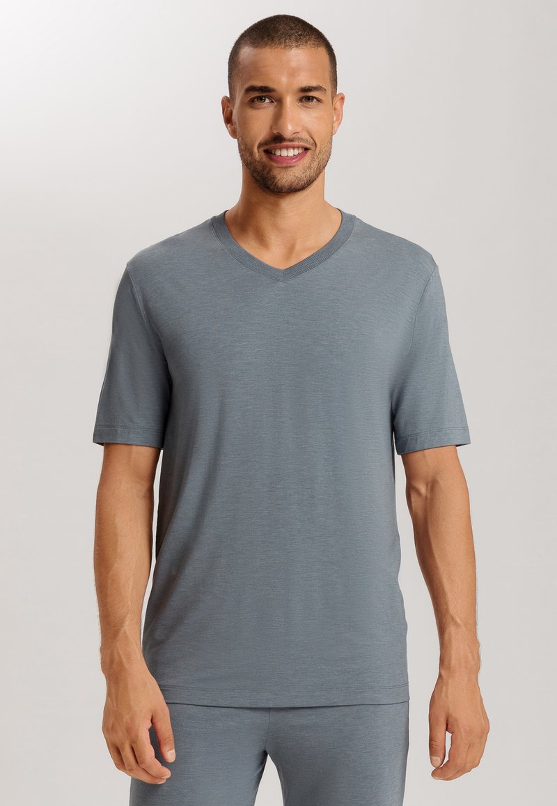 T-shirt grigio a V in tessuto leggero con maniche corte, texture liscia e vestibilità rilassata. Nessun motivo o dettaglio apparente.