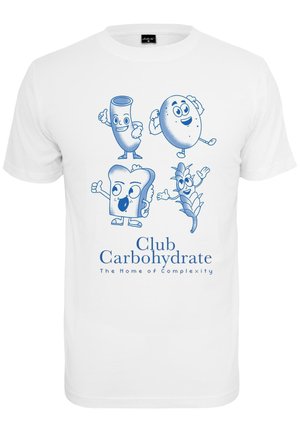 Weißes T-Shirt mit blauen Grafiken von Cartoon-Lebensmitteln: Makkaroni, Kartoffel, Brot und einer Pflanze. Der Text lautet "Club Kohlenhydrate".