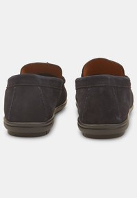 Mornarsko plave suede cipele bez vezica s glatkom teksturom, okruglim prstom i kontrastnom tamnom gumom. Šavovi su uočljivi blizu pete.