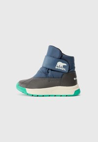 Wasserdichte Winterstiefel für Kinder in Marineblau und Grau mit grüner Sohle und einem Klettverschluss, der ein Eisbär-Logo und den Markennamen Sorel trägt.