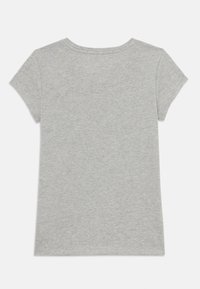 T-shirt gris clair à manches courtes en tissu doux, avec un col rond et une coupe droite, d'une texture lisse et sans motifs.