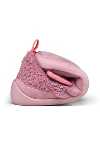 Pantoufle rose avec un dessus en laine texturée et douce, et une semelle en caoutchouc lisse. Dotée d'une languette et d'une conception de semelle intérieure fermée.