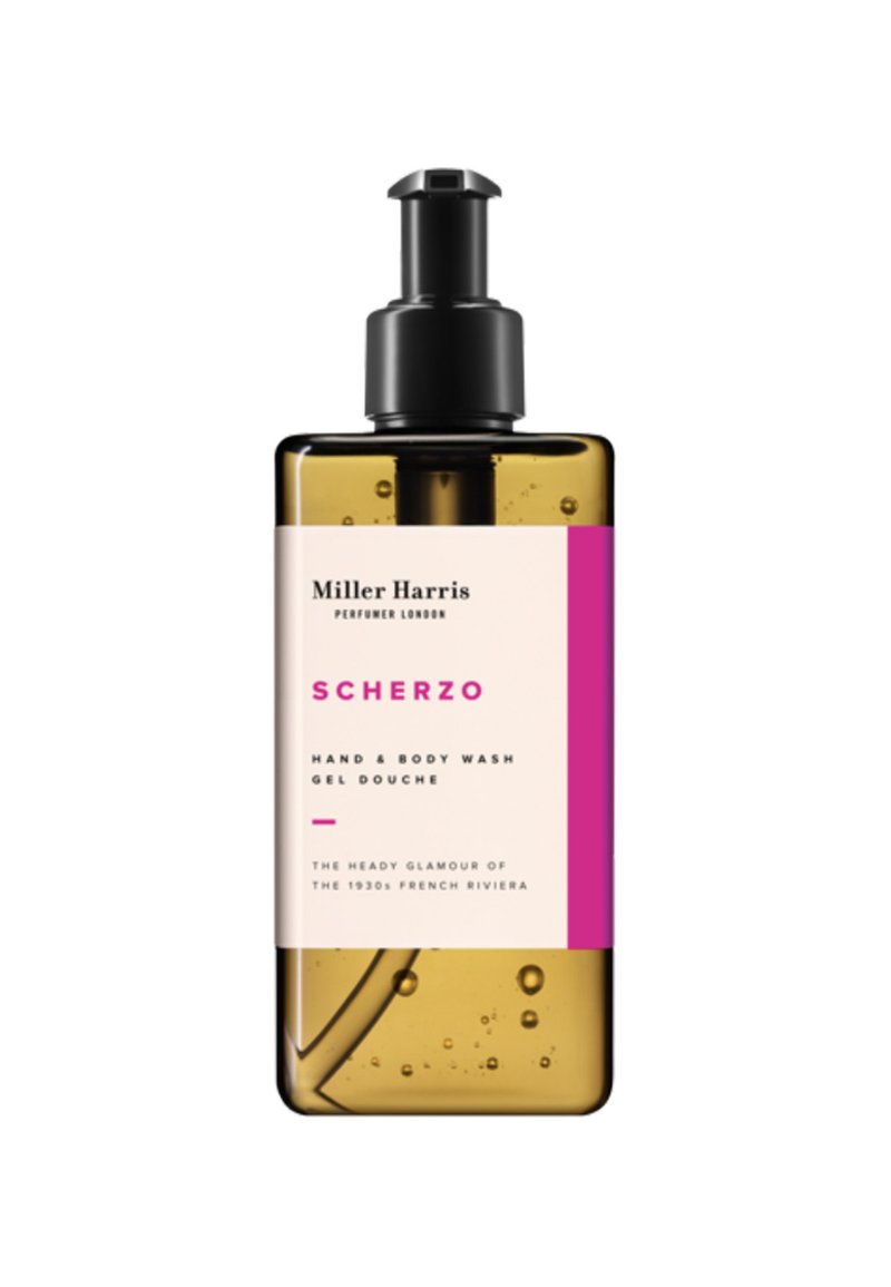 Braune Glas-Pumpflasche mit Miller Harris Scherzo Hand- und Körperwaschmittel. Etikett mit weißem Hintergrund und rosa Akzenten, moderne Typografie.