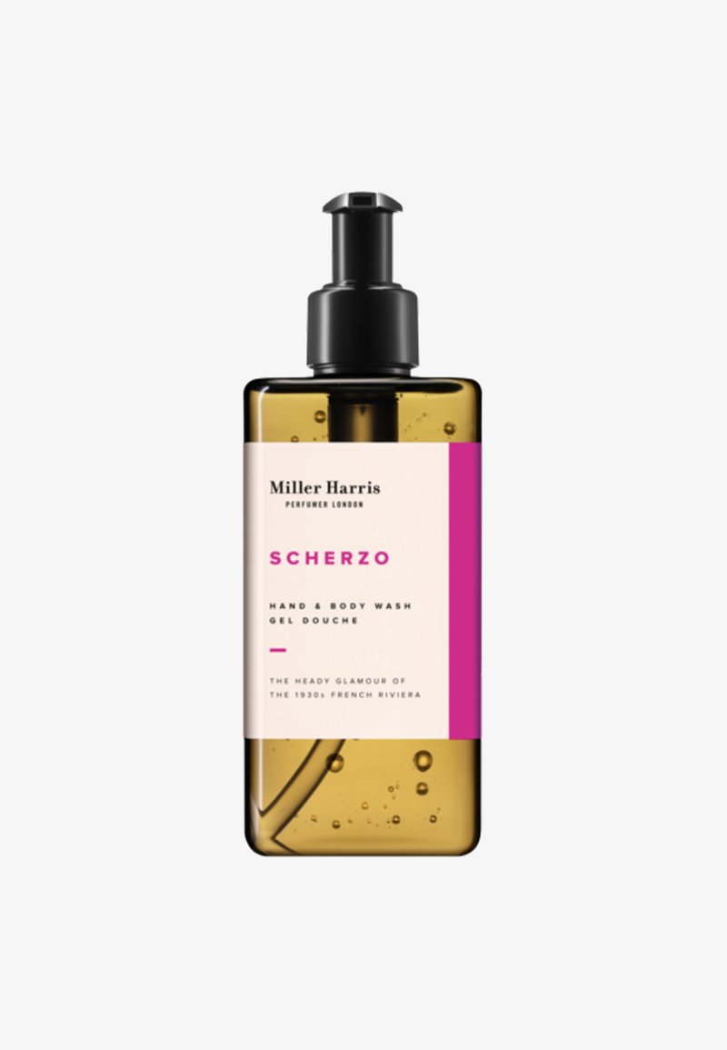 Braune Glas-Pumpflasche mit Miller Harris Scherzo Hand- und Körperwaschmittel. Etikett mit weißem Hintergrund und rosa Akzenten, moderne Typografie.