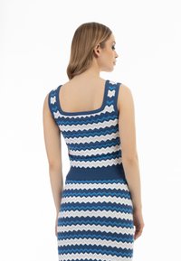 Abito lavorato a maglia con scollo quadrato, motivo a zigzag in blu, bianco e azzurro, con una silhouette aderente e vita a costine.