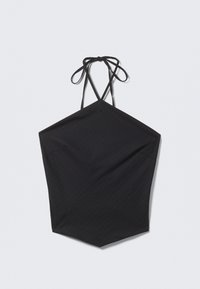 Musta halterneck-top, jossa on kuusikulmainen muoto, valmistettu teksturoidusta kankaasta, joissa on ohuet nauhat kaulassa ja hienovaraiset pystysuorat raidat.