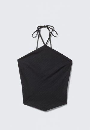 Μαύρος halter τοπ με εξαγωνικό σχήμα, κατασκευασμένο από υφασμάτινο υλικό με υφή, διαθέτει λεπτές κορδόνες στον λαιμό και διακριτές κάθετες ρίγες.