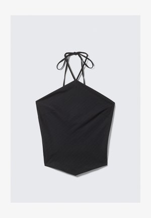 Juodas halteris, turintis šešiakampio formą, pagamintas iš tekstūruoto audinio, su plonais raiščiais kaklo srityje ir subtiliomis vertikaliomis juostelėmis.