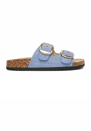 Blaue Wildleder-Slide-Sandale mit zwei goldenen Schnallen, Kork-Fußbett und schwarzer, strukturierter Sohle, Seitenansicht vor weißem Hintergrund.