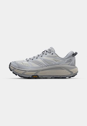 Pantofii de trail running gri, cu un upper din plasă respirabilă, suprapuse texturate și o talpă din cauciuc rezistentă. Caracteristicile includ un midsole amortizat și branding Vibram.