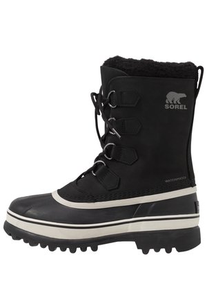 Botte d'hiver isolante noire avec étiquette imperméable, semelle épaisse en caoutchouc, fermeture à lacets à l'avant, doublure douce en polaire, marque Sorel avec logo d'ours polaire.