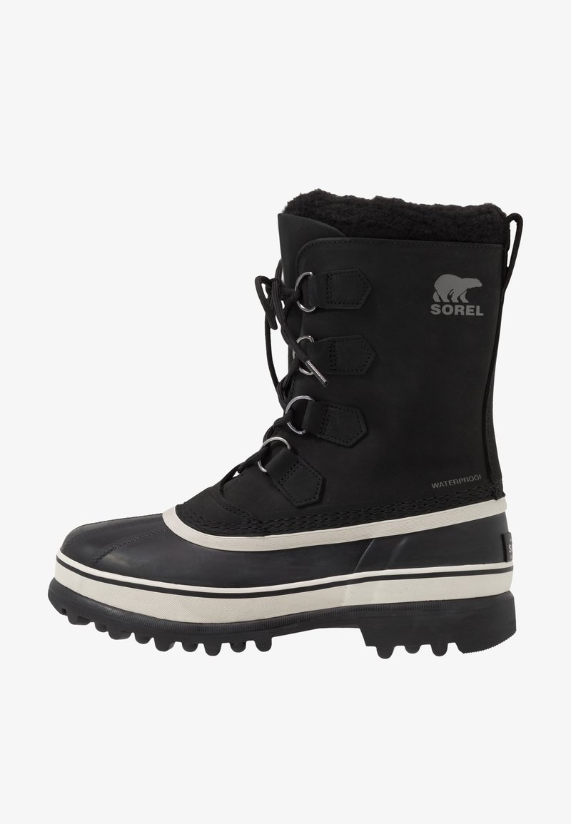 Botte d'hiver isolante noire avec étiquette imperméable, semelle épaisse en caoutchouc, fermeture à lacets à l'avant, doublure douce en polaire, marque Sorel avec logo d'ours polaire.