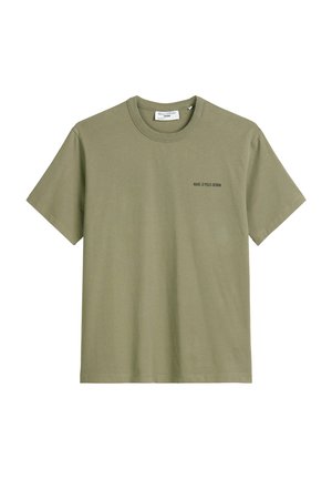 T-shirt vert olive en coton, avec un col rond et des manches courtes. Texte noir "MARC O'POLO DENIM" sur la poitrine gauche.