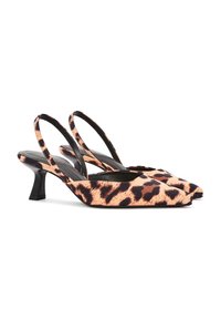 Tacchi slingback con stampa leopardata, punta affusolata, dettagli neri, superficie in tessuto testurizzato e tacco a blocco.