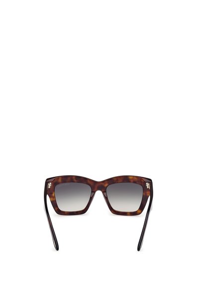 Häiväisen ruudulliset aurinkolasit, joissa on rohkea neliömuoto. Tumma linssi luo gradienttiefektiä, jota korostavat tyylikkäät mustat templet ja hopeiset yksityiskohdat.