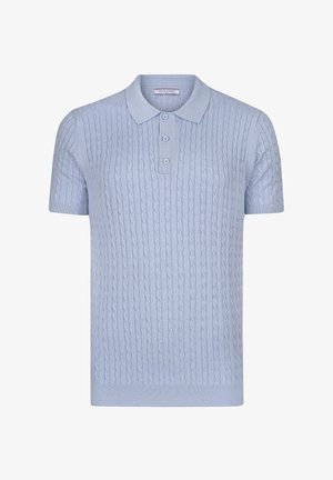 Hele sinine polosärk, mis on valmistatud tekstuurilisest kudumiskangast, millel on nöörmuster, lühikesed varrukad, kolm nööpaukku ja ribaretid.