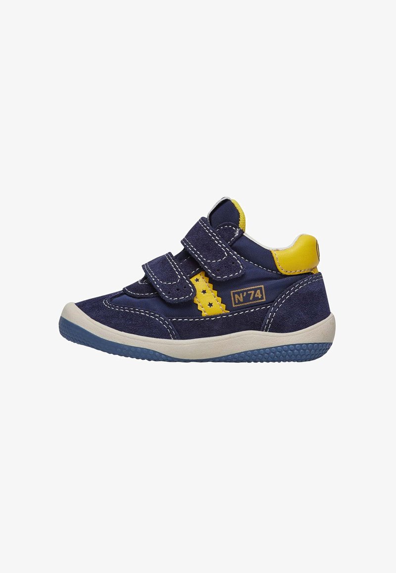 Baskets pour enfants bleu marine et jaunes avec deux sangles auto-agrippantes, en tissu texturé, semelles en caoutchouc et motif d'étoiles sur le côté.