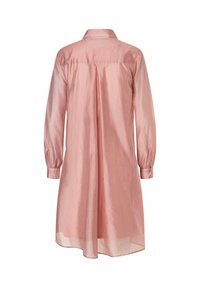 Rückansicht eines knielangen, langärmligen, rosa Satin-Hemdkleids mit umgeschlagenen Ärmeln und einer Mittelnahtfalte am Rücken.