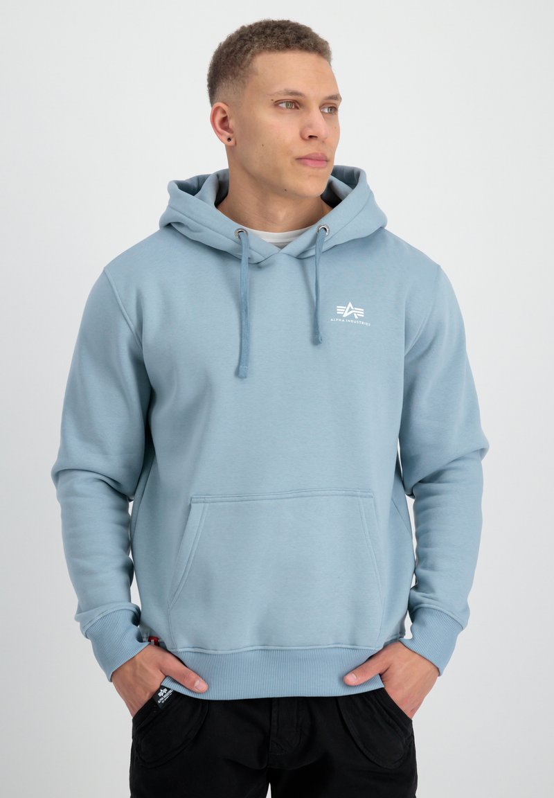 Sudadera azul claro con bolsillo tipo canguro, capucha con cordón y logo en el pecho. Presenta puños y dobladillo acanalados para un ajuste ceñido.