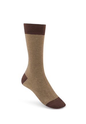 Ein einzelner Mid-Calf-Socken mit beigem Körper, braunem Bündchen, Ferse und Zehenbereich, aufrecht vor weißem Hintergrund dargestellt.