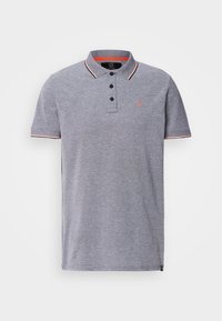 Polo gris à manches courtes avec des boutons foncés, un col et des bords de manches bordés de rose et de bleu marine, avec un petit logo orange sur la poitrine.