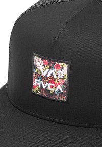 Schwarze Baseballmütze mit strukturiertem Finish, ausgestattet mit einem rechteckigen Patch mit buntem Blumenmuster und dem Text "RVCA" in Weiß.