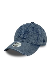 Căciulă de baseball din denim de culoare albastru închis, cu un logo brodat pe față, bor mai curbat și un autocolant pe vizor care indică dimensiunea și marca.