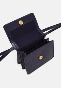 Borsa a tracolla in pelle blu navy con texture a coccodrillo, dotata di una chiusura a bottone a pressione dorato e di un ampio interno con compartimenti.