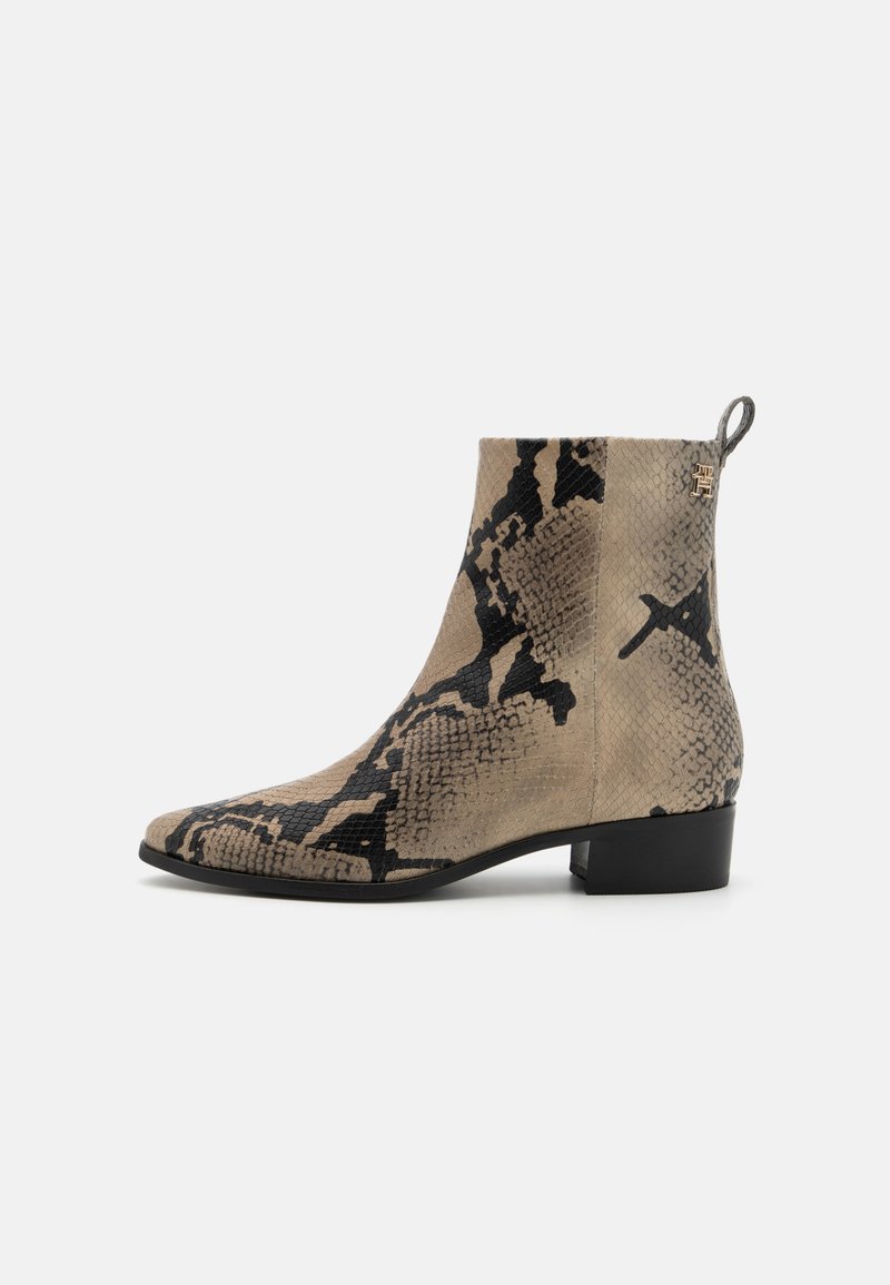 Tommy Hilfiger FLAT SNAKE - Κλασικές μπότες αστραγάλου - neutral python