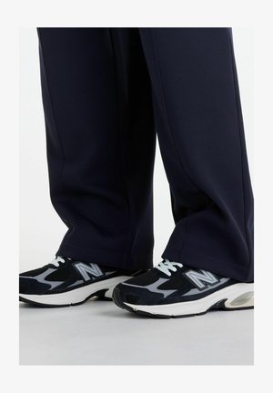 New Balance, SPORT LEGACY PIQUE PANT - Trainingsbroek - dark night