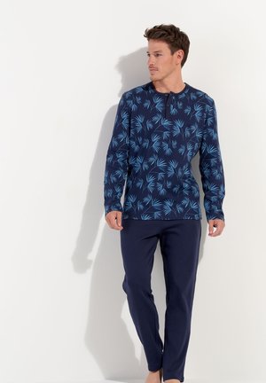 Marineblaues Langarmoberteil mit hellblauem Palmenblattmuster und Henley-Ausschnitt, kombiniert mit passenden marineblauen Hosen. Baumwoll-Mischgewebe.