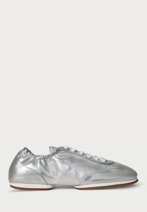 Metalliske sølv sneakers med glatt tekstur, rund tå, samlet hældetalj og hvite snørebånd. Gummisåle med godt grep.