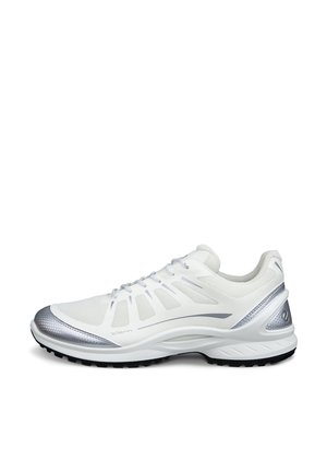 Hvid sportssko med sølvdetaljer, åndbare mesh-sider, polstret sål og tekstureret sort ydersål, set fra ydersiden.