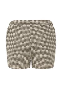 Shorts en maille gris et blanc à motifs avec une ceinture élastique, présentés sur un fond blanc uni.