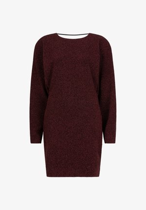 Bordeauxrotes Langarmkleid mit strukturierter Oberfläche, rundem Ausschnitt, entspanntem Sitz und geradliniger Silhouette. Minimalistisches Design, keine sichtbaren Verschlüsse.