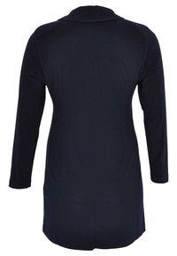 Navyblaues Langarmkleid mit Kragen, das eine glatte Textur und eine gerade Silhouette aufweist. Keine sichtbaren Muster oder Akzente.
