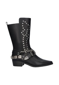 Bota de cuero negro hasta la rodilla con tachuelas plateadas y una correa decorativa con hebilla. Punta afilada y tacón apilado, con un asa lateral.