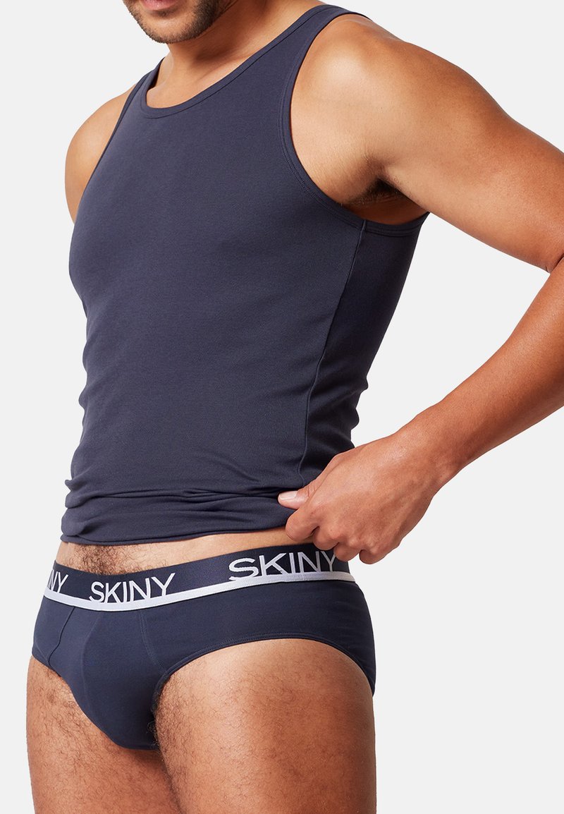 Navy tanktop met een slim fit en een soepel textuur, gecombineerd met navy ondergoed met een witte tailleband met logo. Compacte pasvorm.