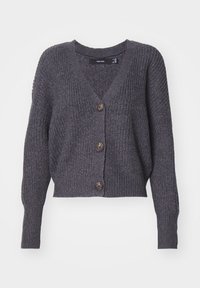 Tummanharmaa lyhyt neuletakki, jossa on V-pääntie, ribbineulospinta, pitkät hihat ja neljä suurta ruskeaa nappia edessä.