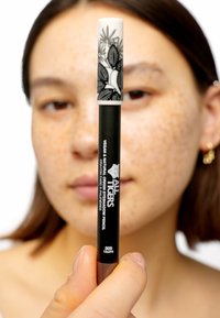 Zwart-witte vegan oogschaduwpen met bloemendessin op de dop. Heeft een matte zwarte behuizing en is gelabeld met "309 Taupe" voor kleurreferentie.