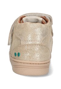Lesklá zlatá kožená bota s pískovým vnitřním podšíváním, uzavření na zadním popruhu a dvěma tyrkysovými tečkami na patě. Měkký texturovaný povrch.