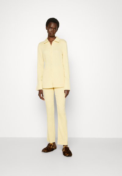 Holzweiler KIND PLEAT TROUSERS - Παντελόνι - light yellow