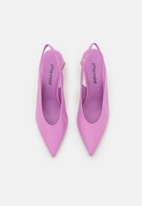 Rosa läder slingback-klackar med spetsiga tår, slät yta och låg blockklack. Inuti finns en mjuk lila foder. Märke: Jeffrey Campbell.