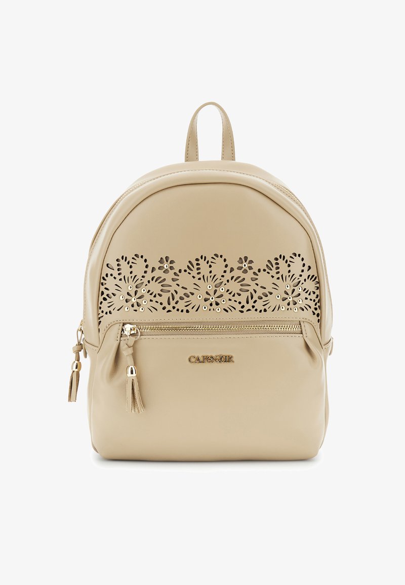 Zaino in pelle sintetica beige con una forma curva. Presenta un intricato design floreale ritagliato e accessori in oro, tra cui una cerniera e pon-pon.