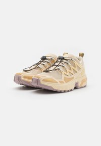 Salomon Sportstyle ACS OG UNISEX - Sportcipő - wheat/antelope/cress green