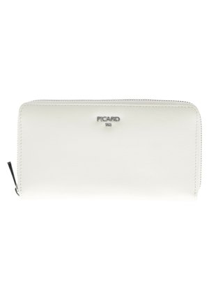 Portefeuille en cuir blanc au toucher lisse, avec fermeture à glissière et logo argenté. Présente des bords cousus et une fermeture éclair latérale pour un compartiment supplémentaire.