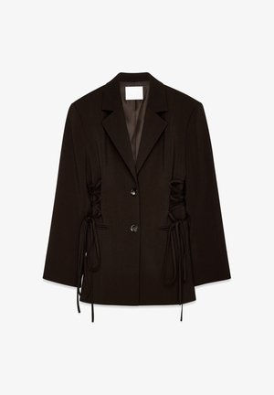 Blazer nero su misura con revers, due bottoni frontali e dettagli laterali con lacci e lunghe cravatte pendenti.