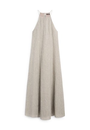 Lang ærmeløs beige kjole med høj halterneck og struktureret stof, hængende mod hvid baggrund.